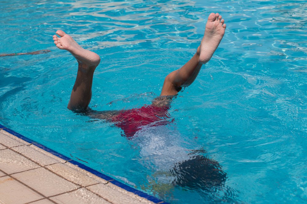 Научился нырять головой вперед