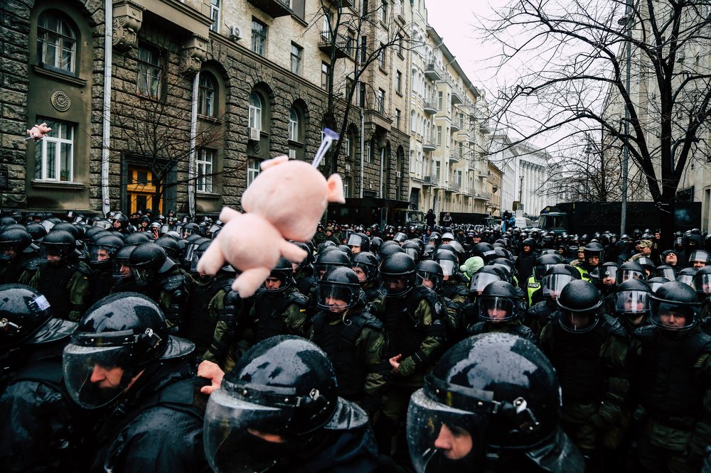 Toy pig flies in police