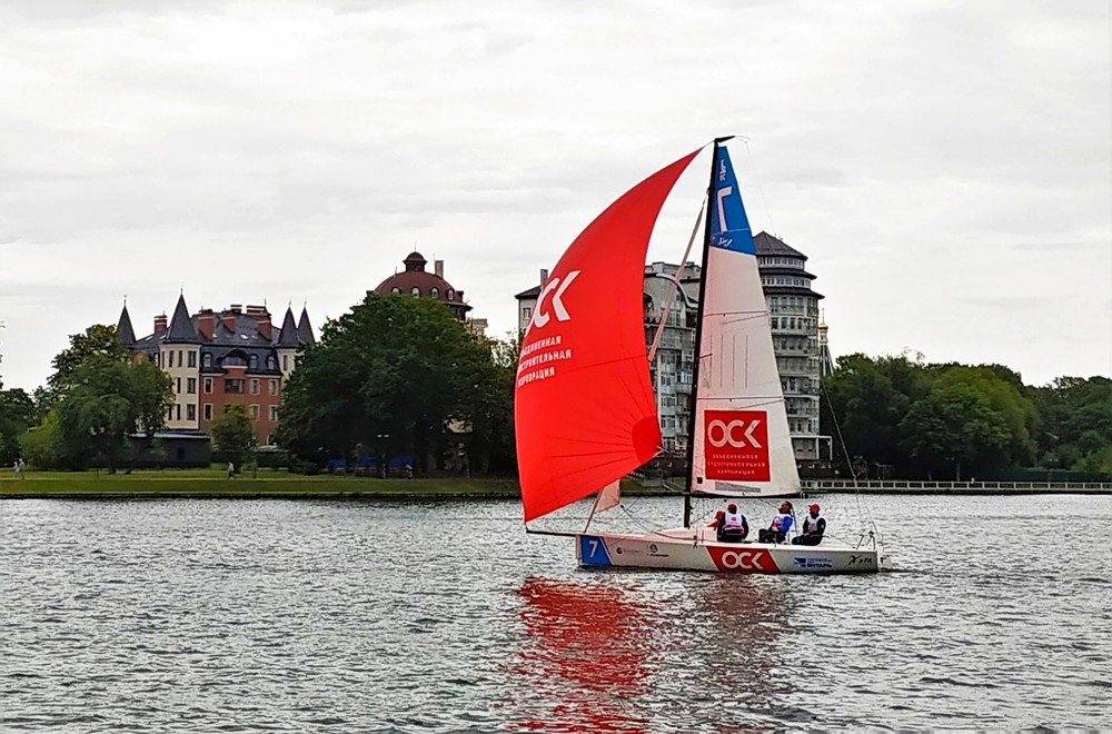 Под парусами