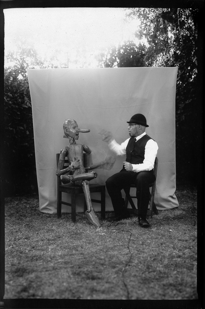 O fotógrafo numa divertida conversa acerca da verdade no auto-retrato fotográfico. The photographer in a fun conversation about the truth in photographic self-portrait.