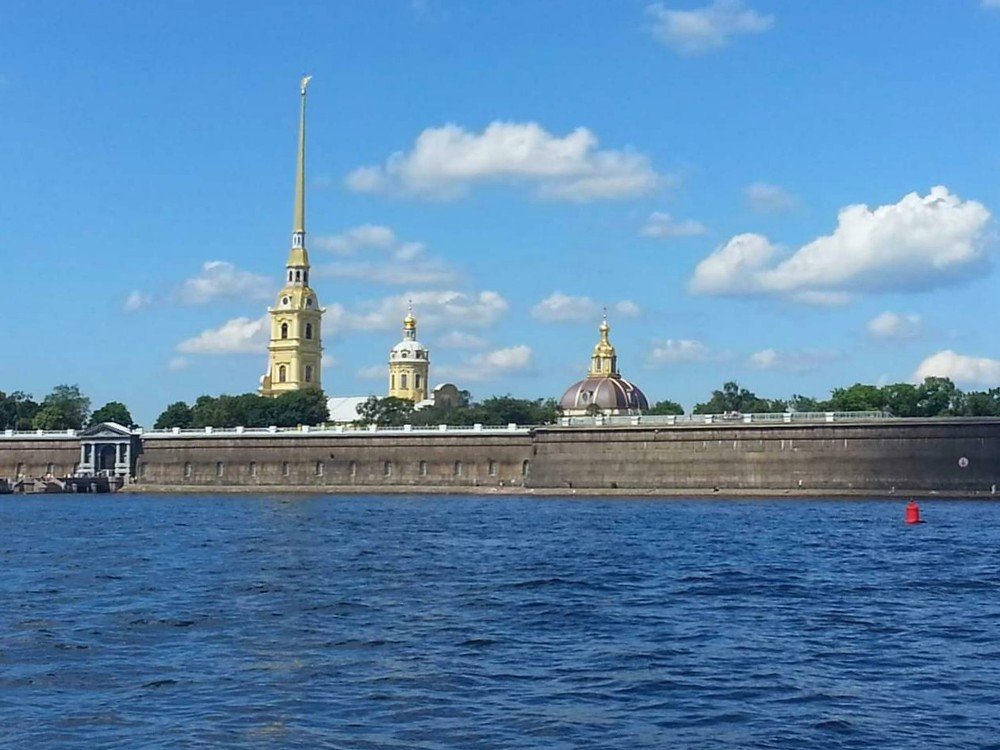 Голубое небо и река Нева в Санкт-Петербурге...