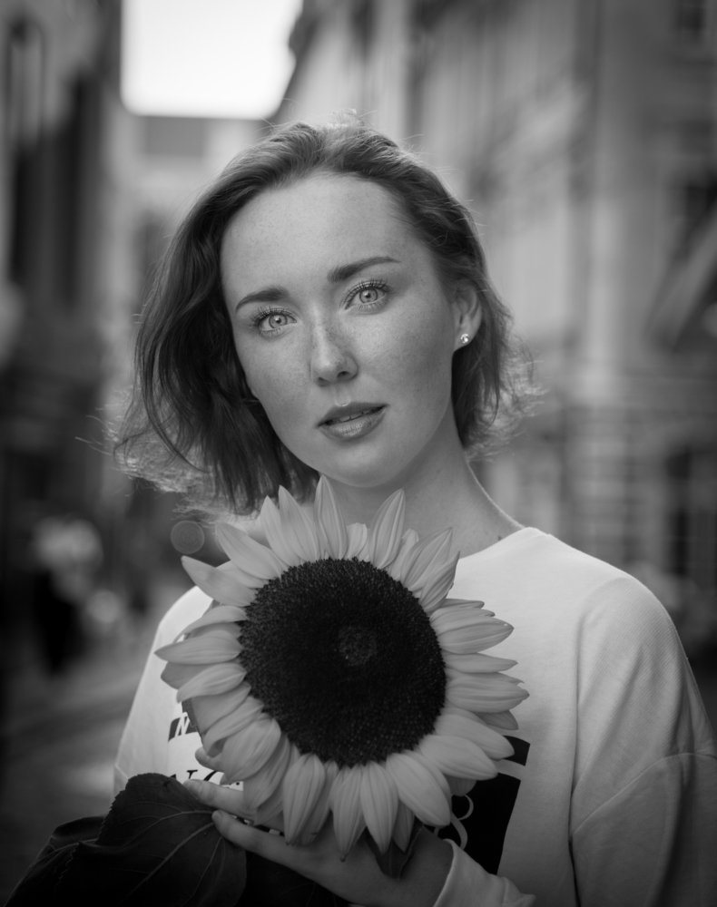 Девушка с солнцем в руках...