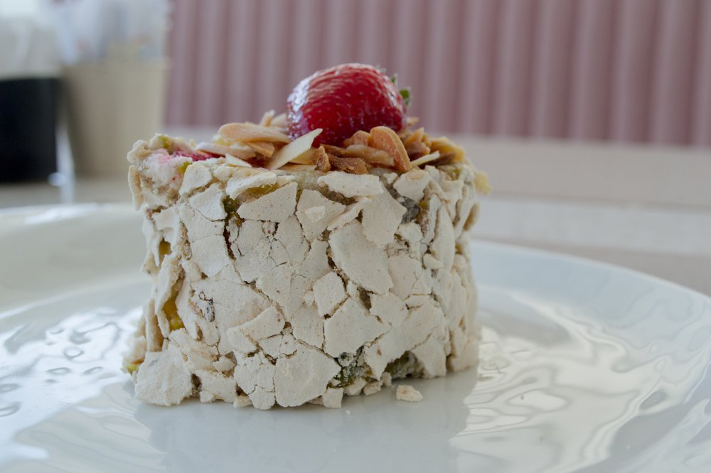 Клубничный десерт для него