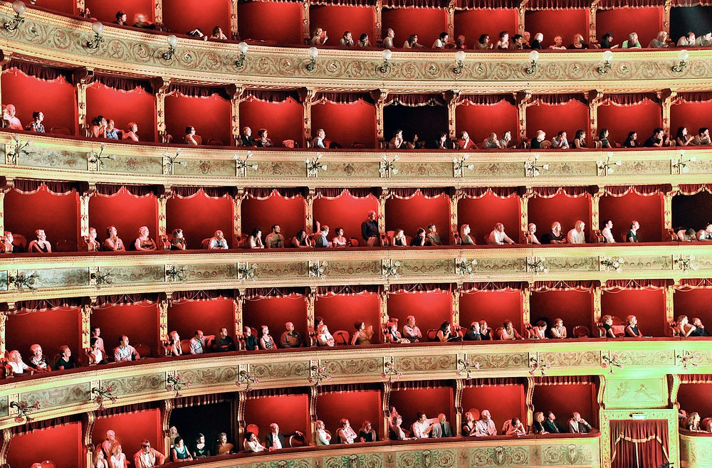 Театр заполнен. Ложи блещут.