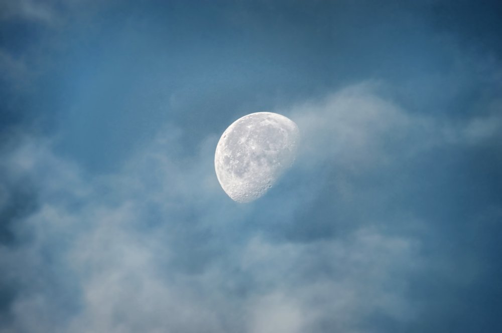 Луна отдыхает...