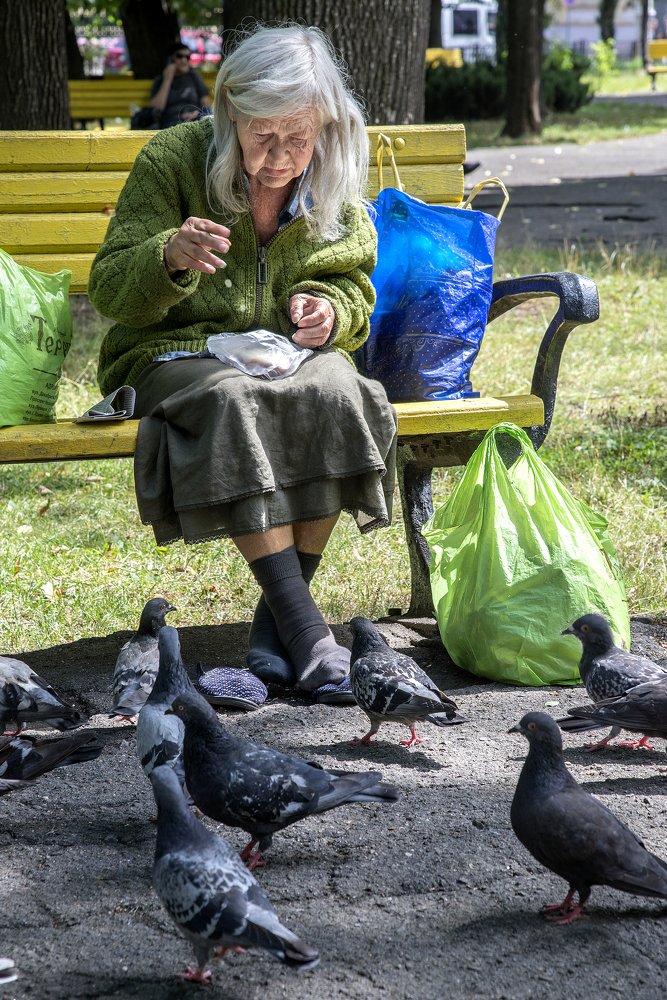 Добрая бабушка.