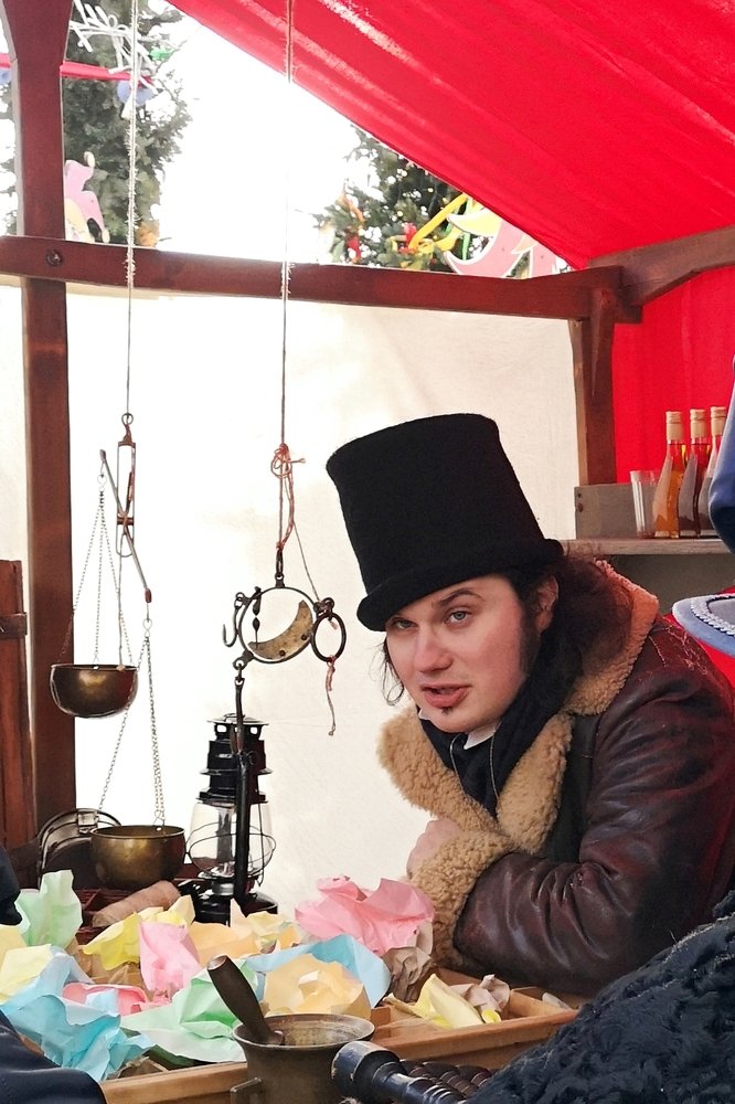 Портрет приказчика в лавке аптекаря...