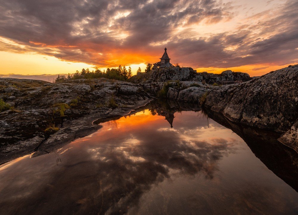 Разрушенная церковь на закате
