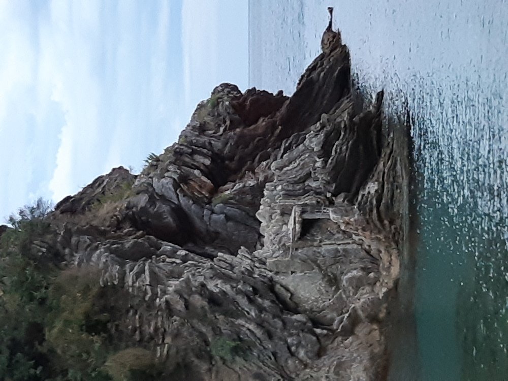 Скала в море.