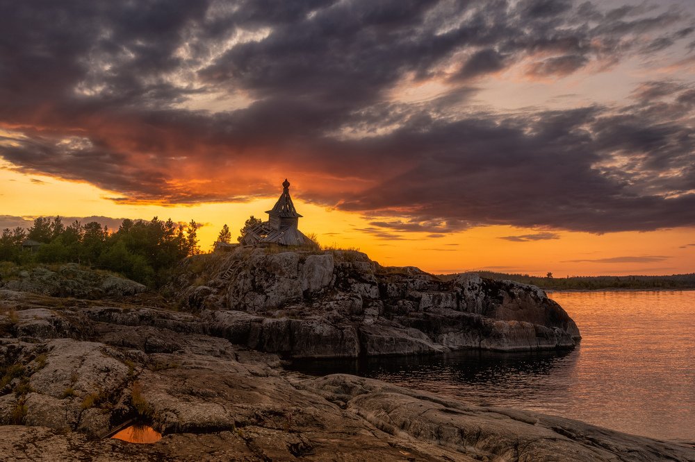 Пылающий закат над разрушенной церковью