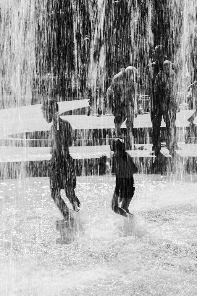 Купание в фонтане