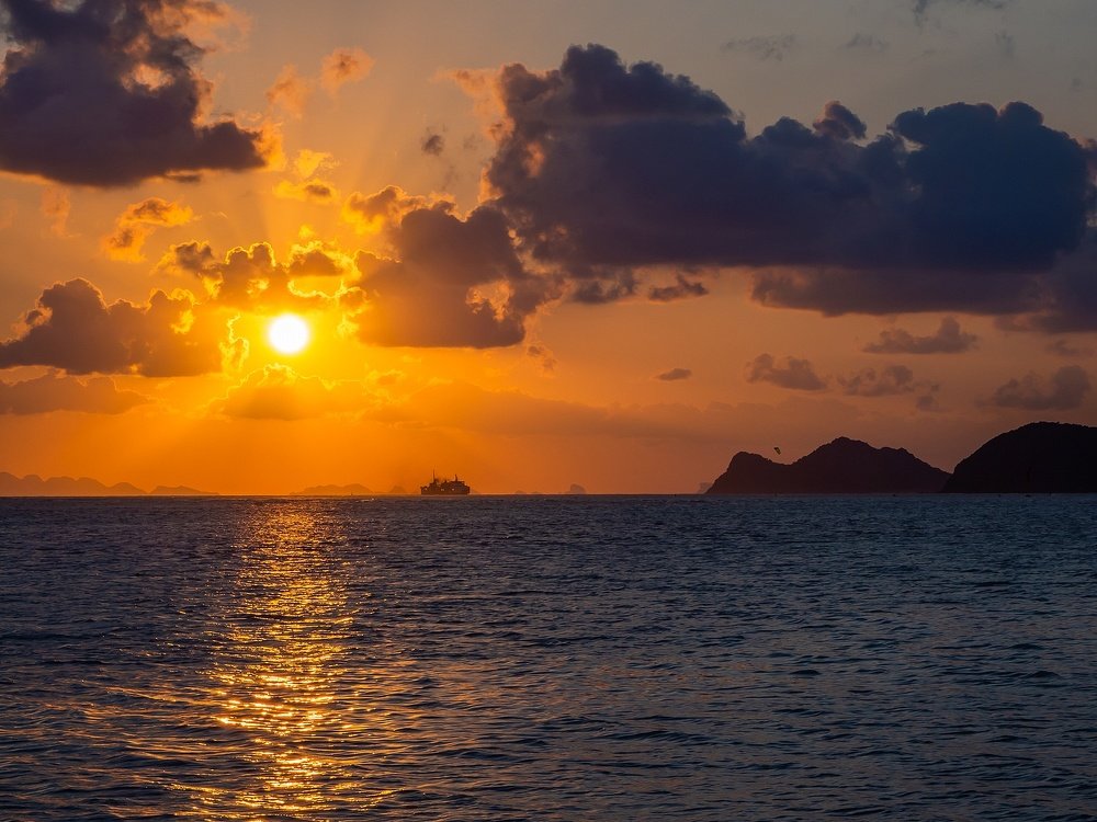 Паром на закате