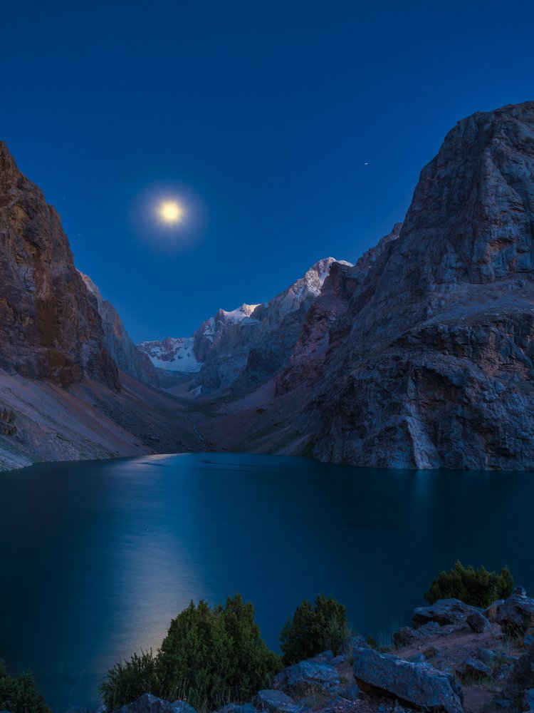 Луна и горы