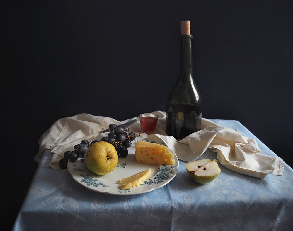 Тарелка с сыром и фруктами