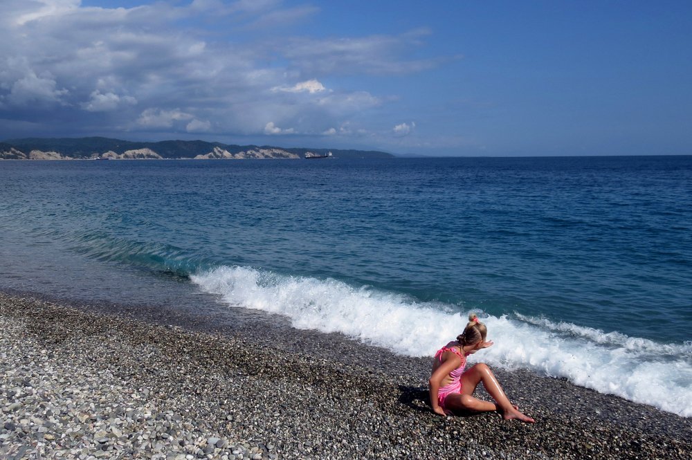 Девочка и пенный прибой..