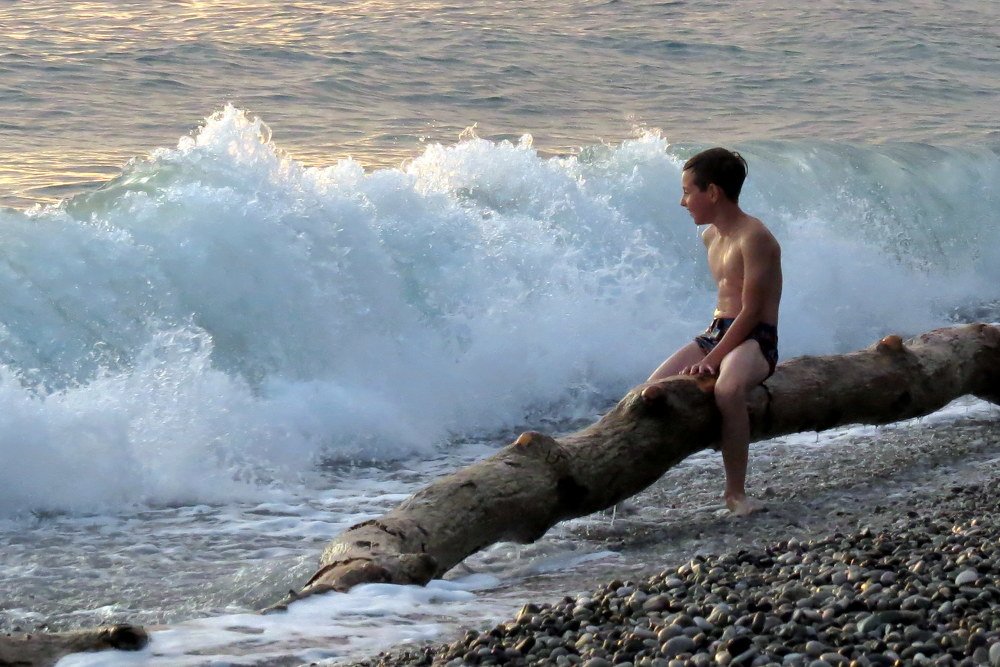 Достанет волна?