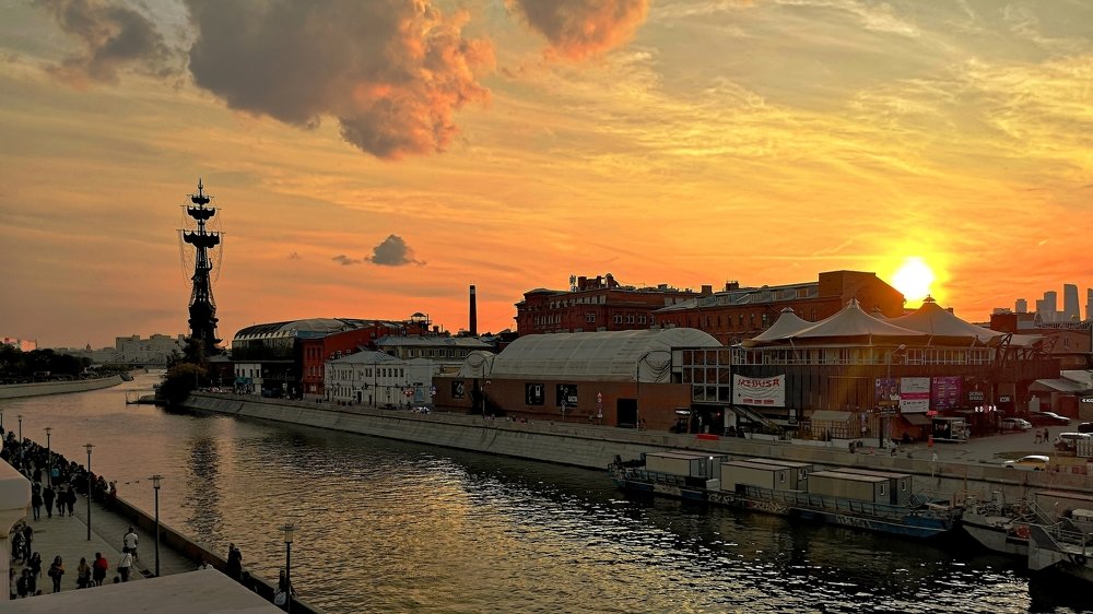 На водоотводном канале у Памятника Петра.