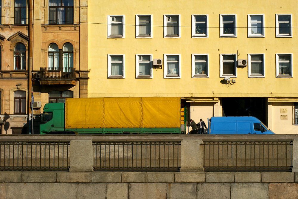 Желтый дом на набережной