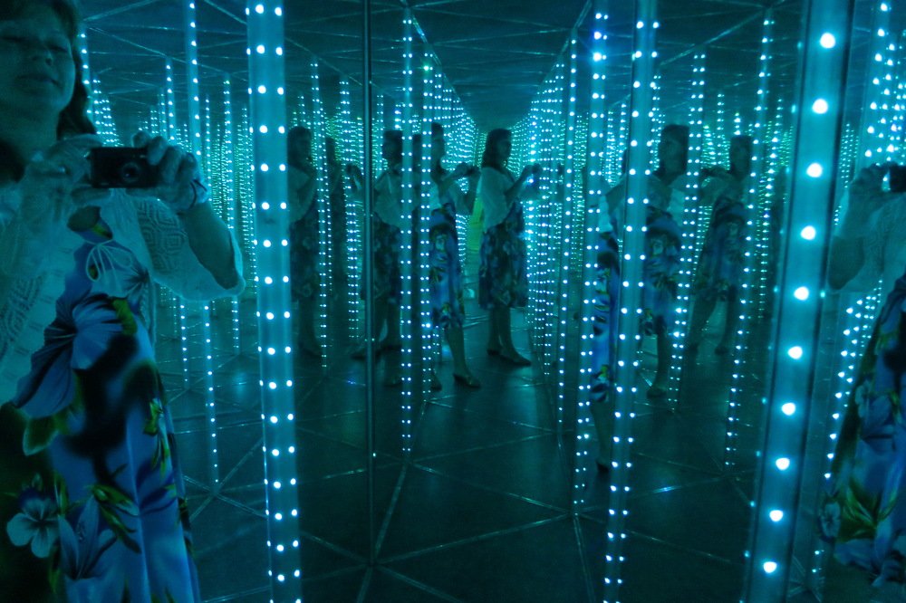 Зеркальный лабиринт. Голубой