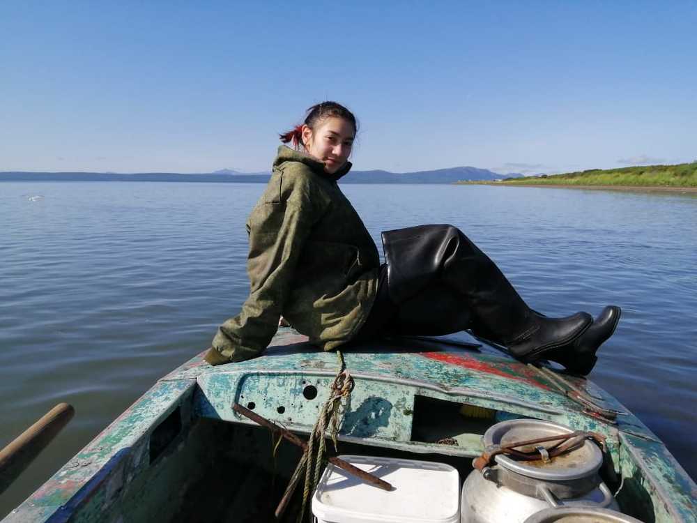 Юная рыбачка