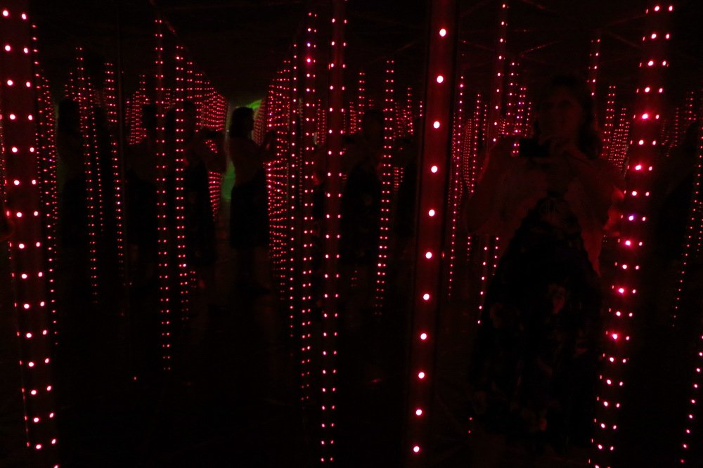 Зеркальный лабиринт. Красный