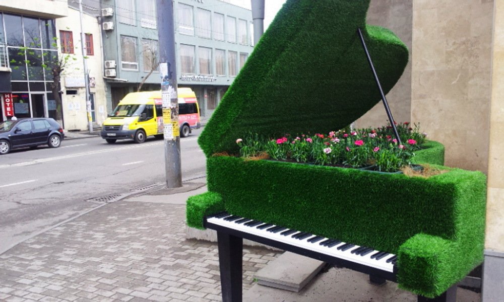 Рояль-клумба