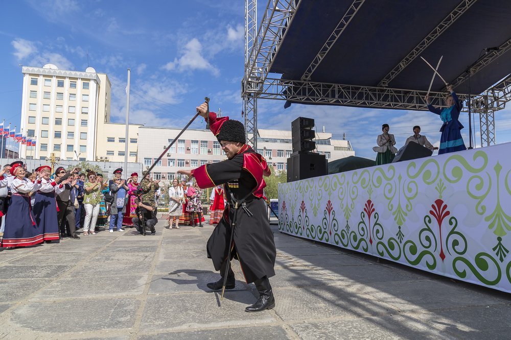 Казак зажигает.