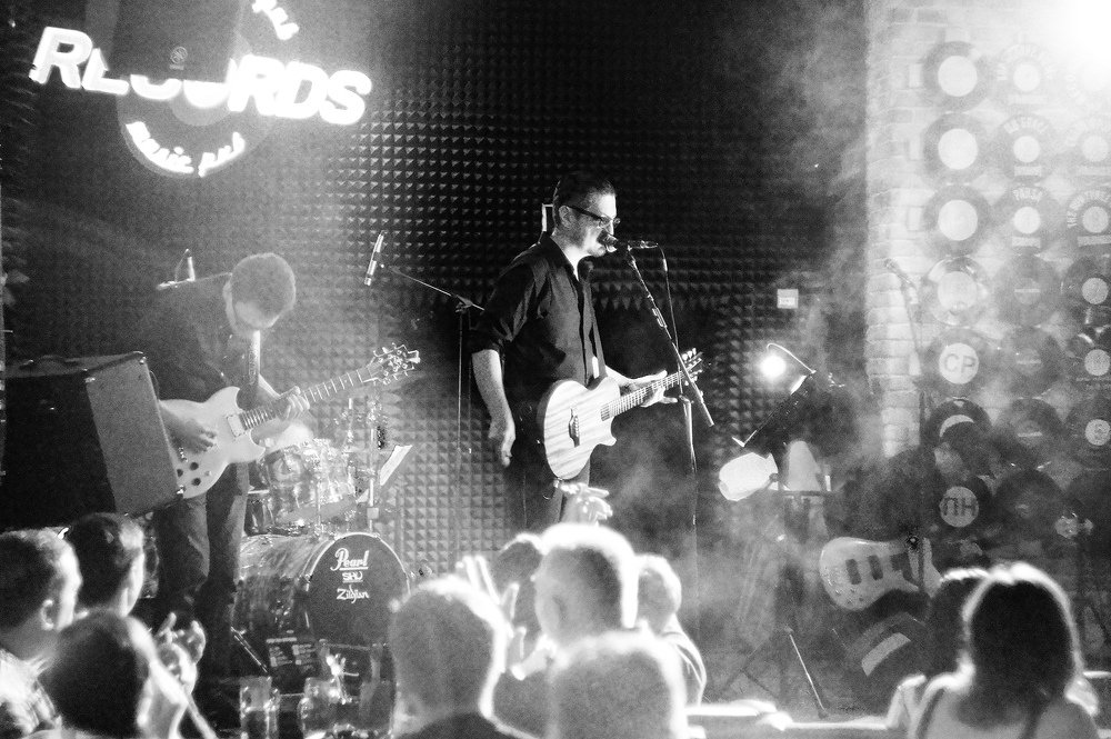 Что-то там поют