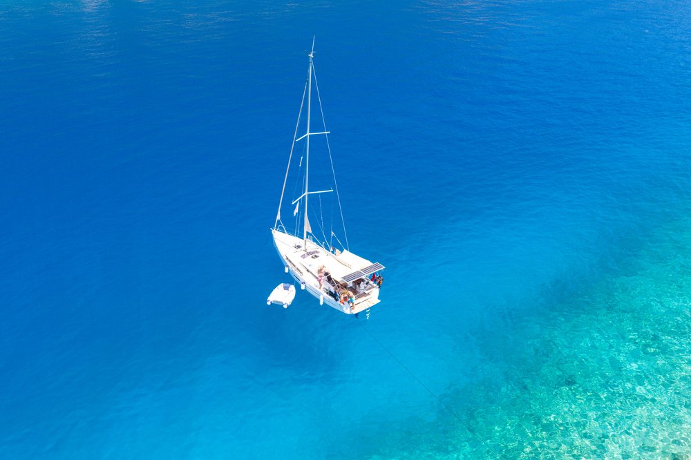 В невесомости.