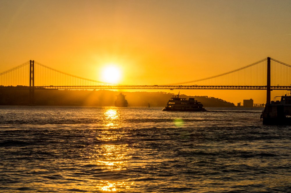 Уплывая в тень