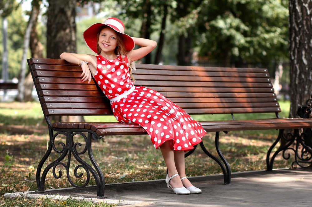 Девочка в красном