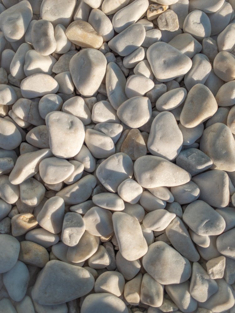 Галька в белом