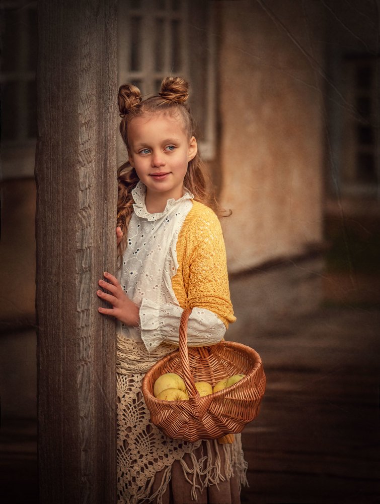 Девочка с яблоками