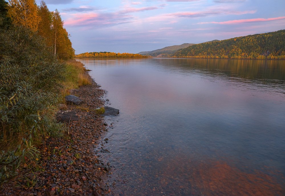 Золотая осень на берегу реки.