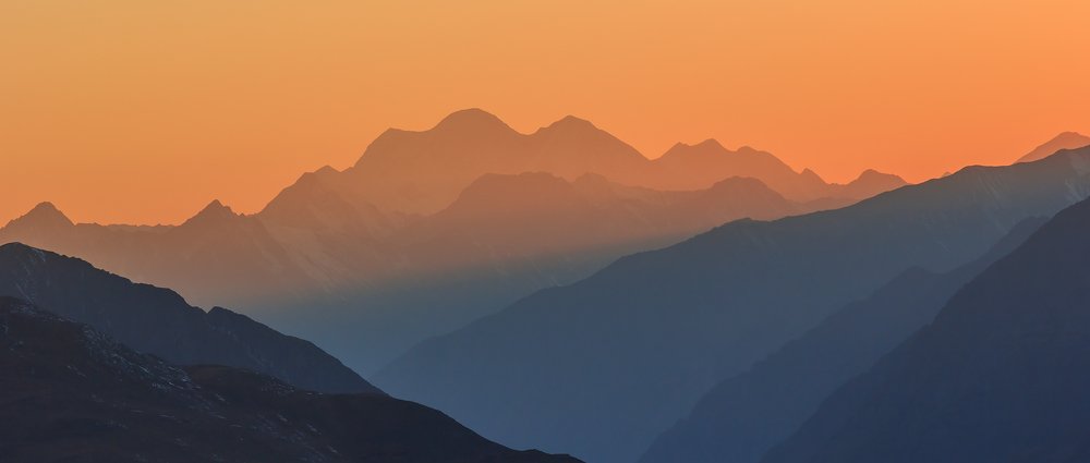 Закатом горы тронул вечер...