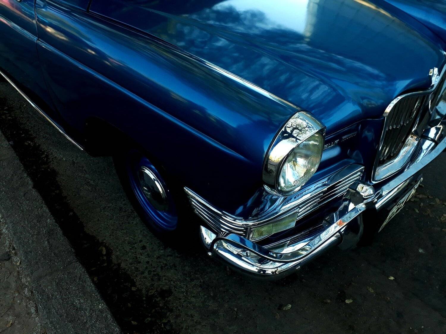 The blue car