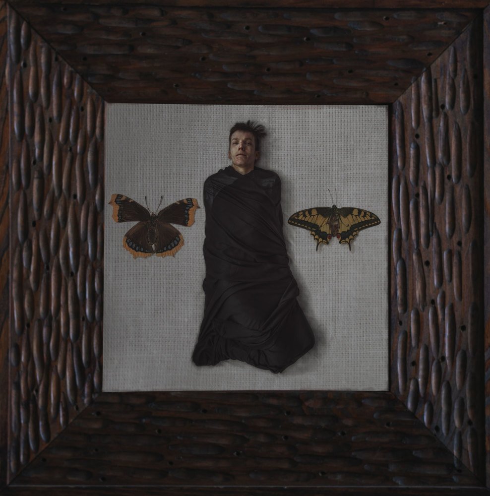 Под стеклом