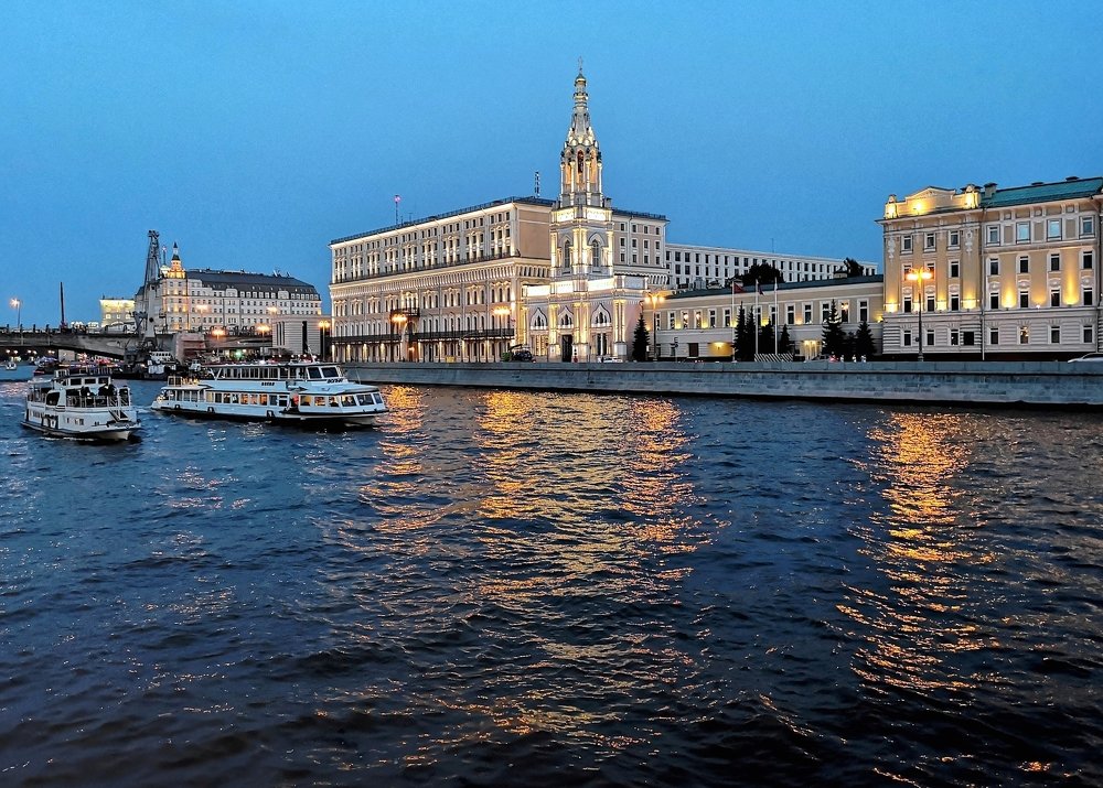 Голубой вечер. на Москве-реке..