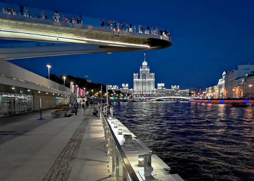 Темно-синее небо и