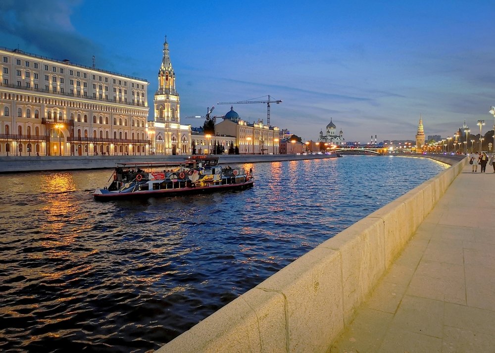 Гранитная набережная Москвы-реки...