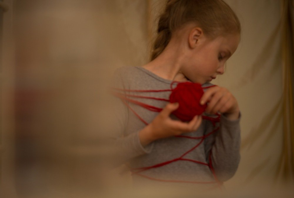 Вот она - моя жизнь. Тут четко вижу  настоящее, а вот там уже размытое будущее. Главное, не оглядываться на прошлое.