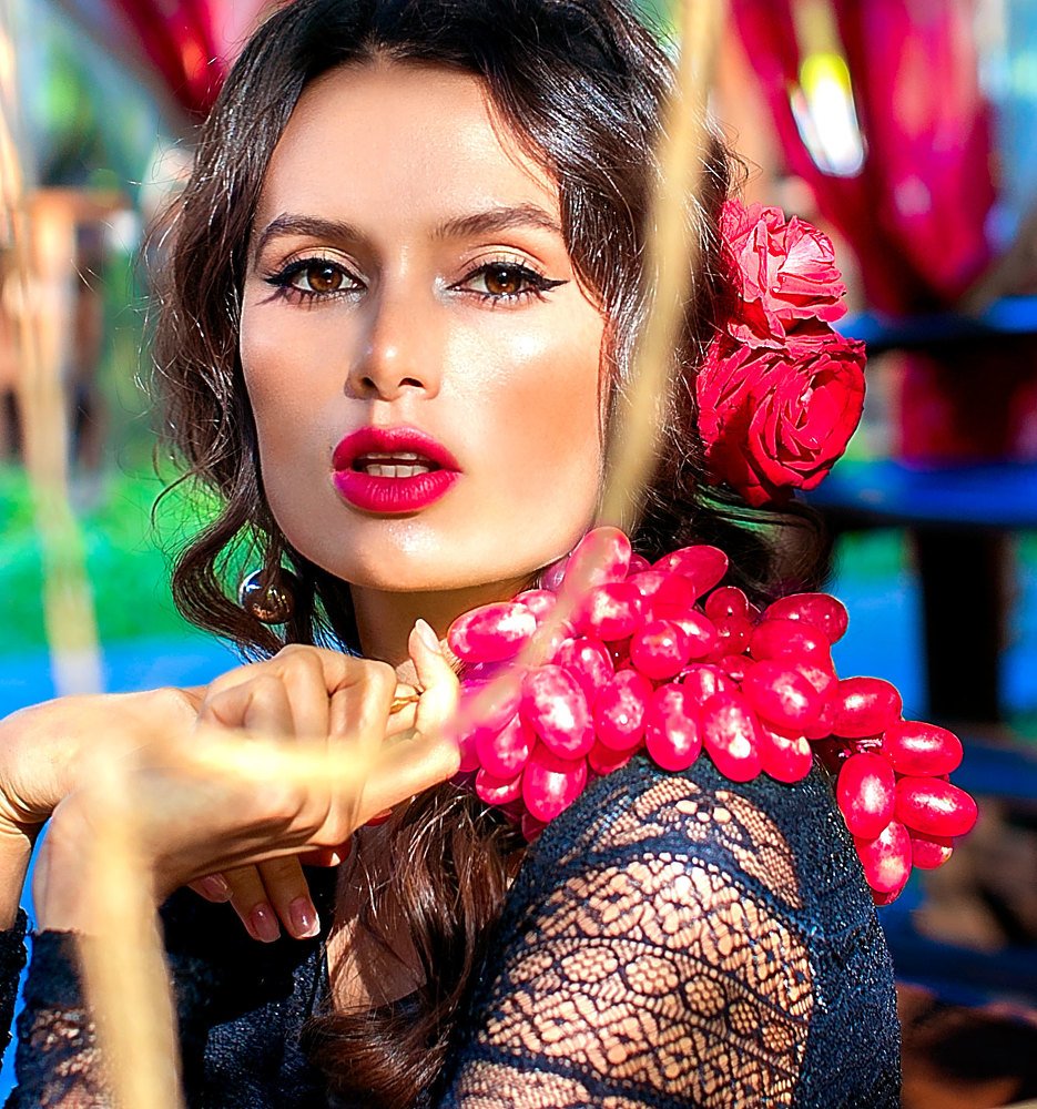 девушка с виноградом