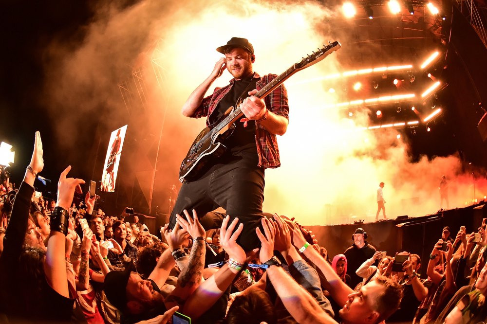 guitarist on the waves