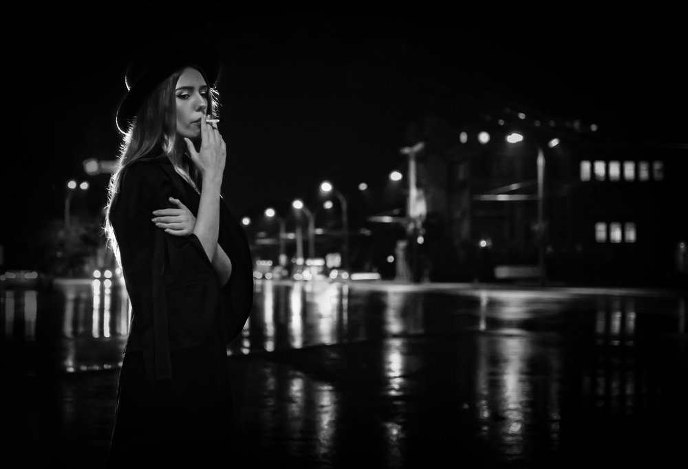 Снова стою одна, снова курю, мама, снова....