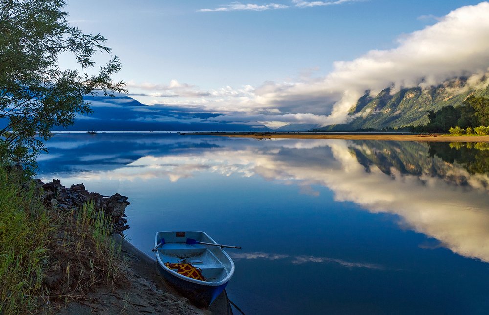 Расплескалась синева...