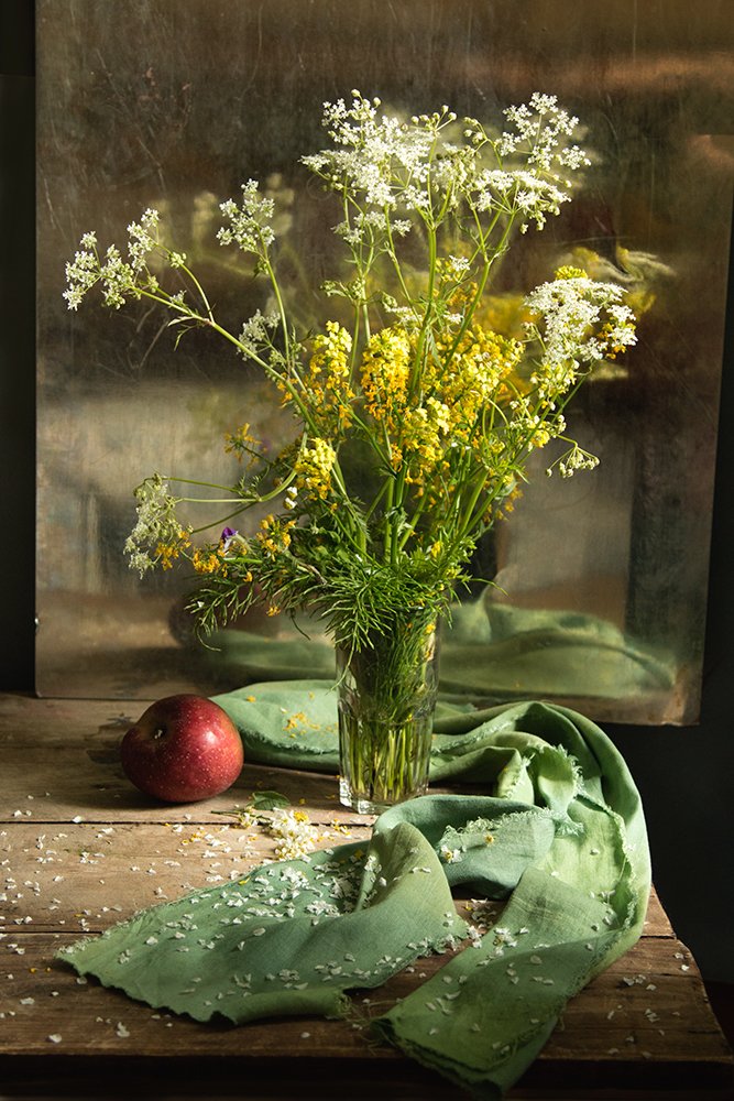 Полевые цветы и яблоко...