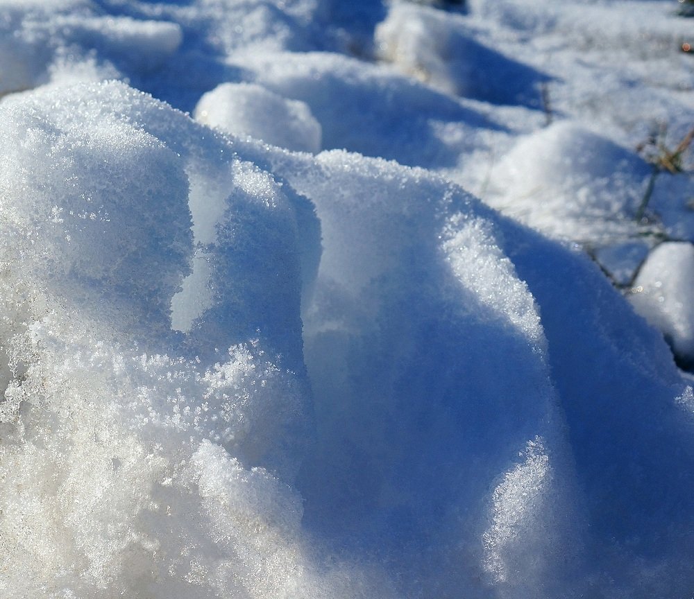 Тающий сугроб