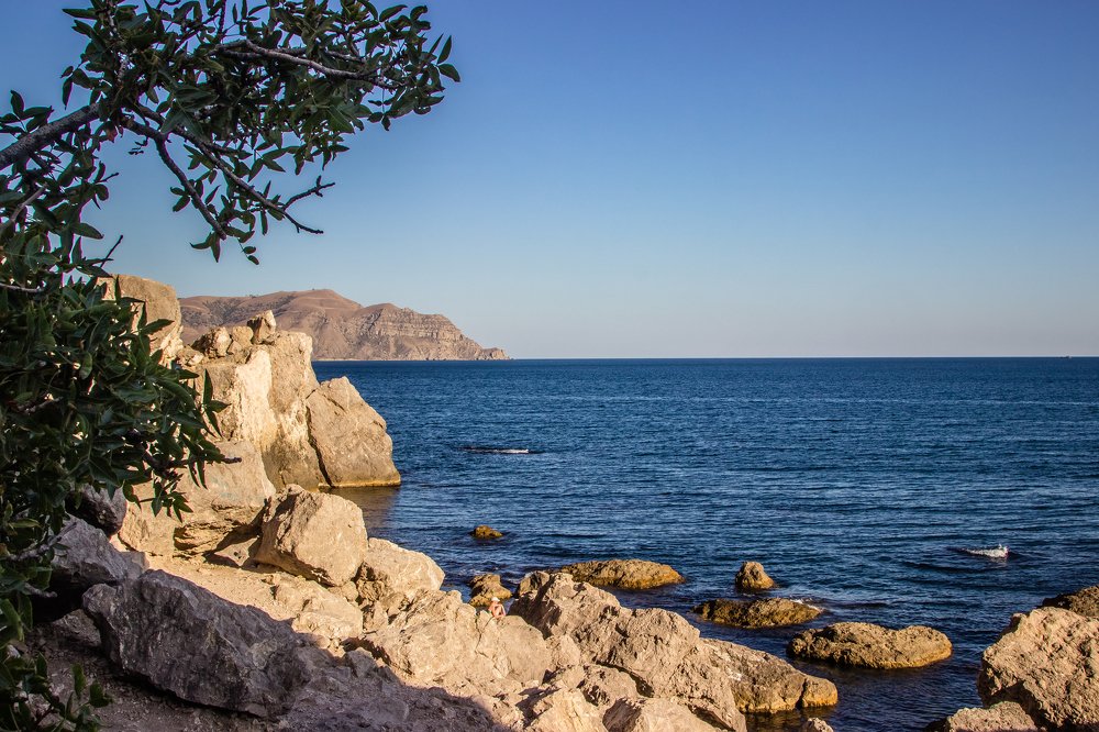 Вид на черное море со скал, г. Судак