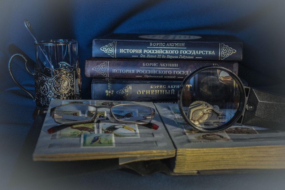 Натюрморт с лупой