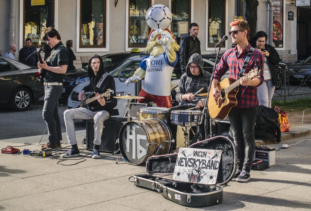 Играет "Невский бэнд"